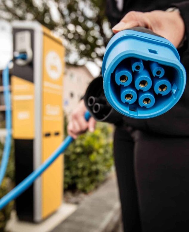 Elektromobilität_Ladestecker-633x775