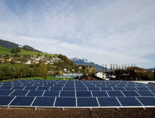 Überuns-Energieerzeugung-Photovoltaikanlagen-KantonsschuleObwalden-500x380
