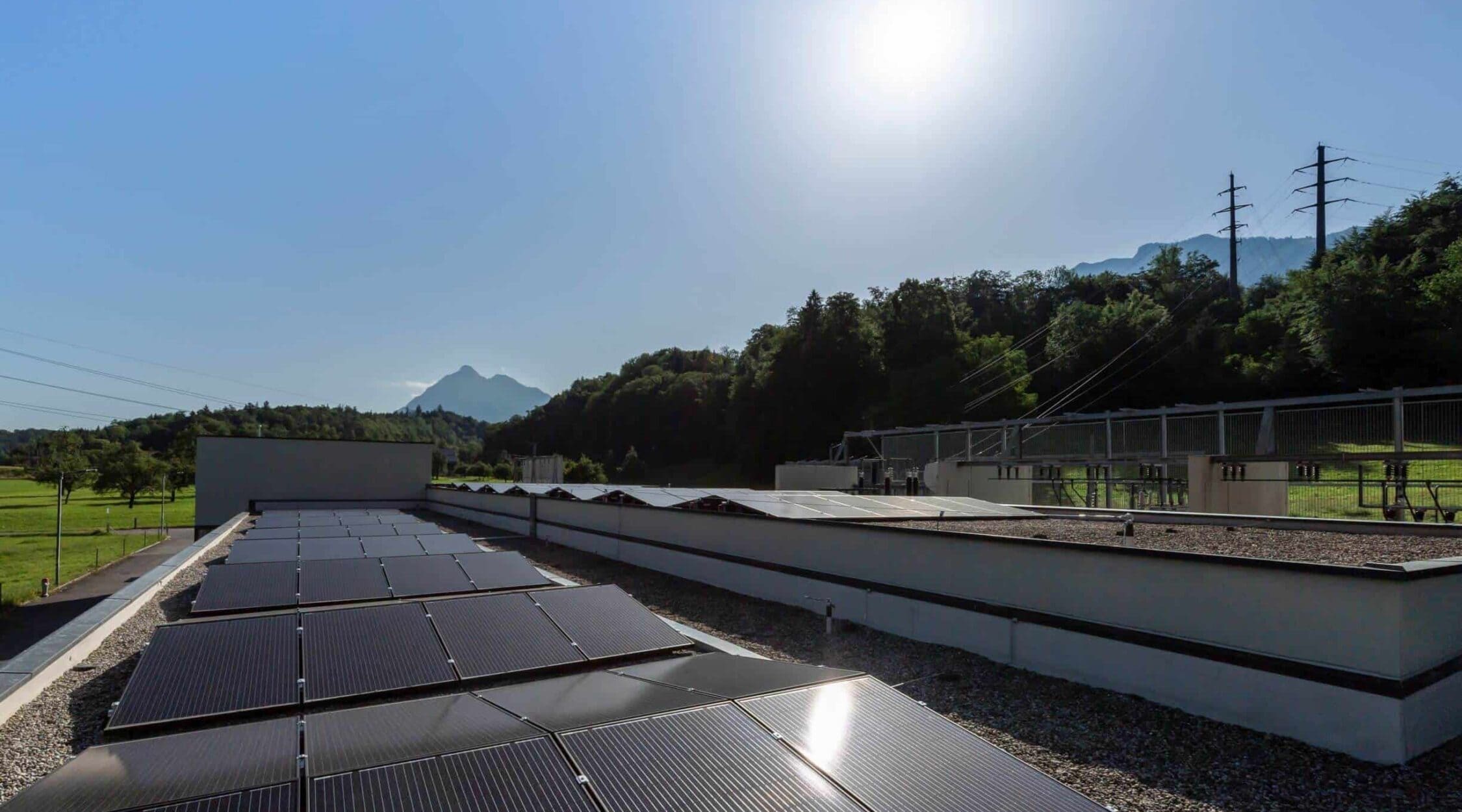 Überuns-Energieerzeugung-Photovoltaikanlagen-UnterwerkSarnen-1-2250x1250