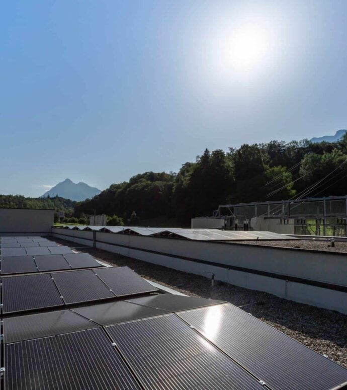 Überuns-Energieerzeugung-Photovoltaikanlagen-UnterwerkSarnen-1-690x775