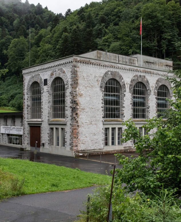 22-0075-7438_website-633x775