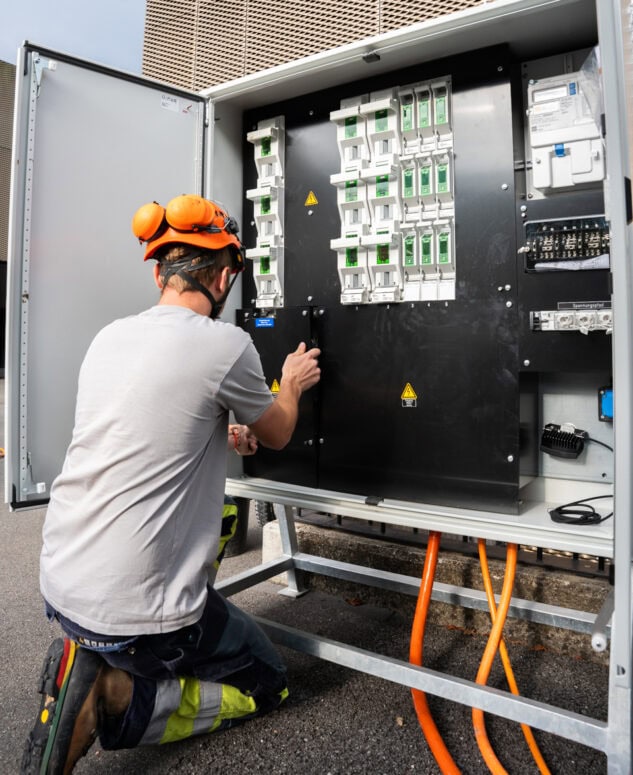 EWO Netzelektriker erstellt einen temporären Netzanschluss in Sarnen