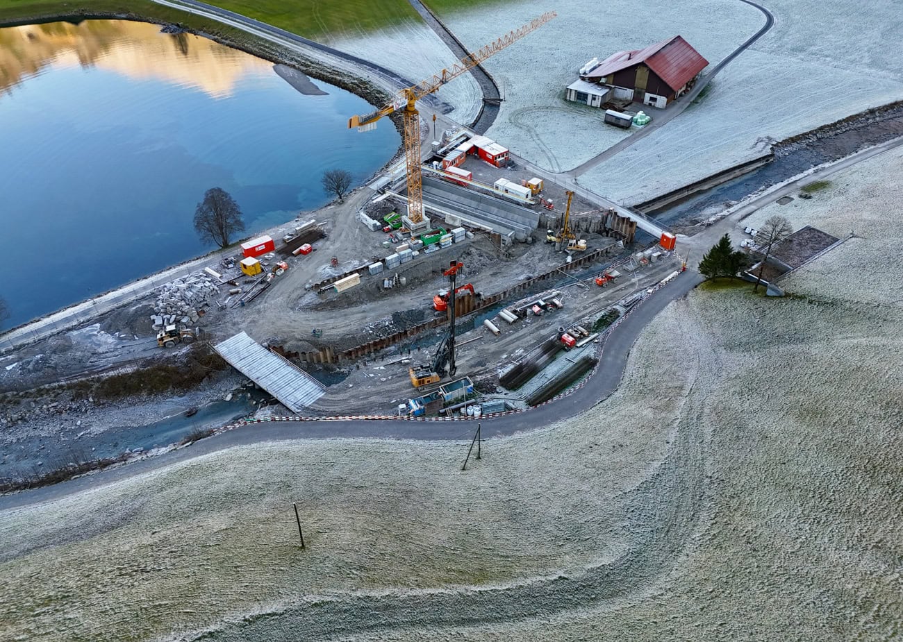Bau eines Fassungswehrs am Eugenisee in Engelberg, realisiert durch das Elektrizitätswerk Obwalden.