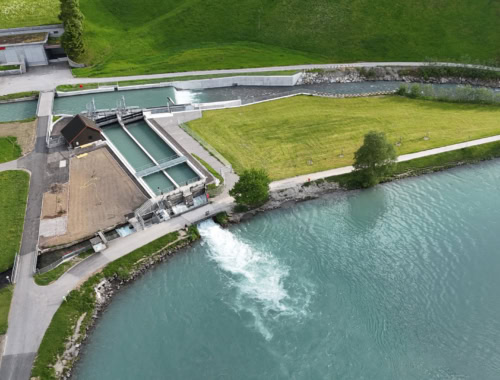 Fertiggestellte Fassungswehr am Eugenisee in Engelberg, realisiert durch das Elektrizitätswerk Obwalden.