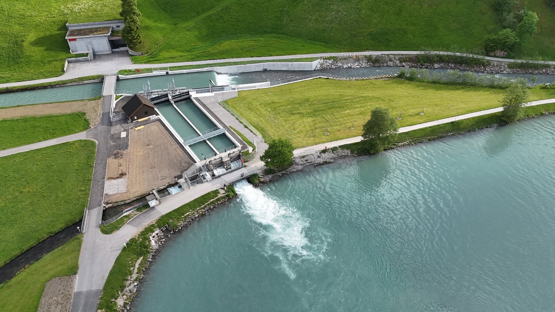 Fertiggestellte Fassungswehr am Eugenisee in Engelberg, realisiert durch das Elektrizitätswerk Obwalden.