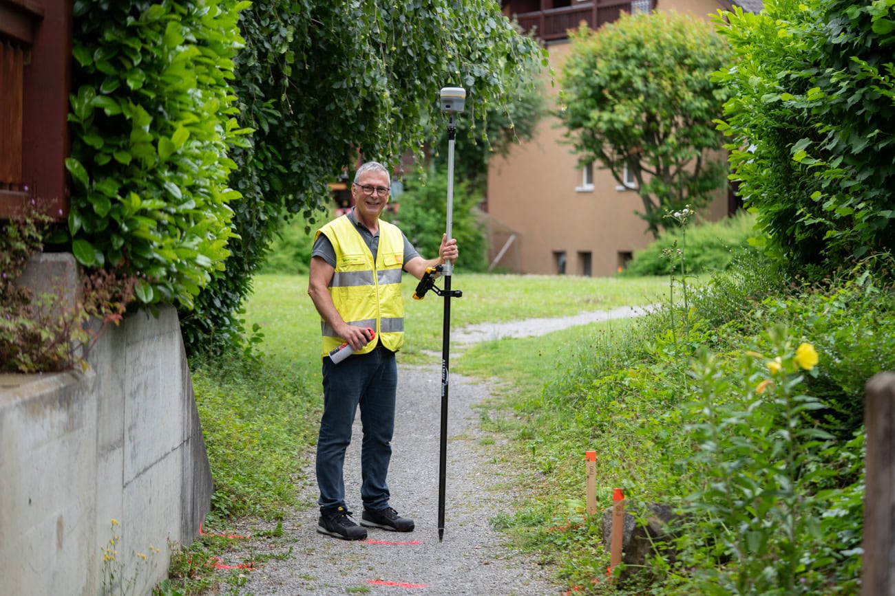 Ein Mitarbeitender des Elektrizitätswerks Obwalden bei einer Leitungsvermessung in Sarnen.