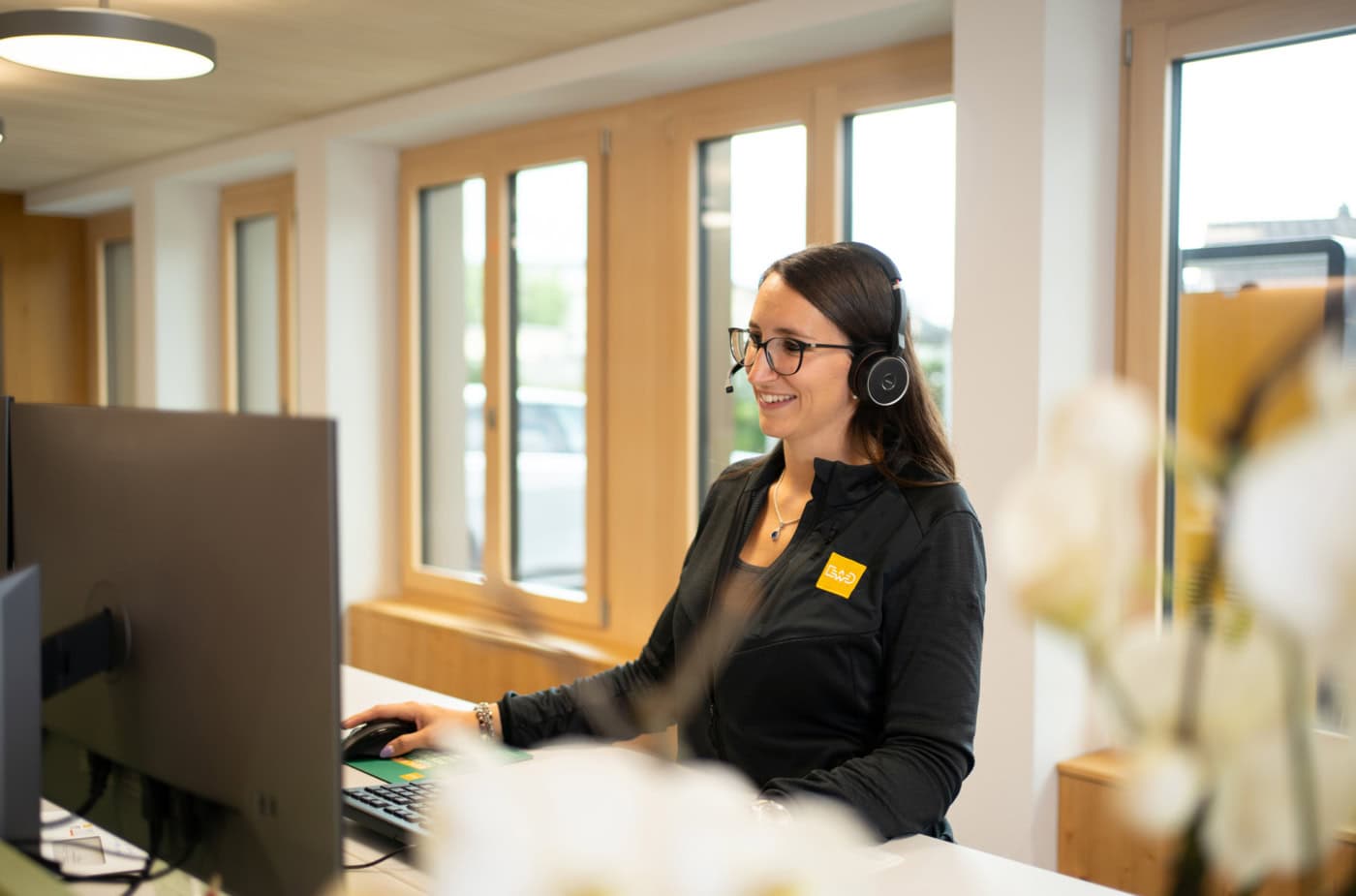 Die Kundenberaterin des Elektrizitätswerk Obwalden am Telefongesrpäch mit einem Kunden in Kerns.