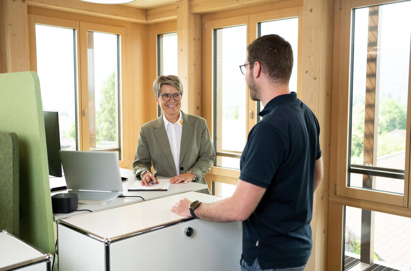 Die Personalfachfrau im Gespräch mit einem Mitarbeitenden des Elektrizitätswerk Obwalden über dessen Entwicklung.