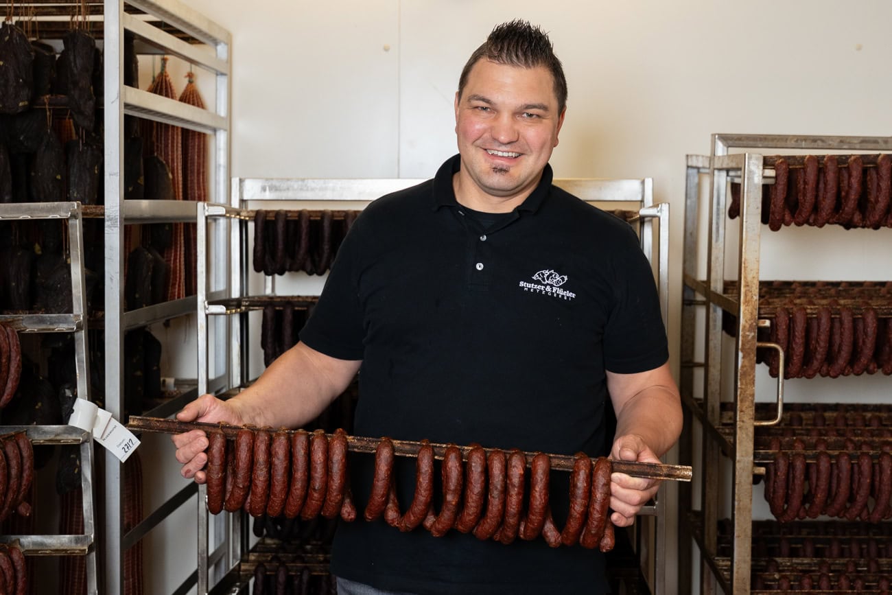 Roman Emmenegger, Geschäftsführer der Metzgerei Stutzer & Flüeler in einer Kühlvitrine in des Obwaldner Unternehmens.