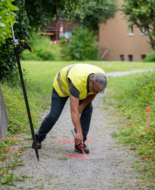 Der Fachspezialist Netzinformationssystem an der Vermessung von Werkleitungen in Sarnen.